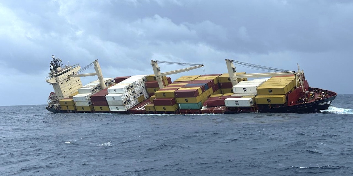 In India è stata emessa un’allerta di rischio ambientale per il ribaltamento di una nave cargo nel mar Arabico