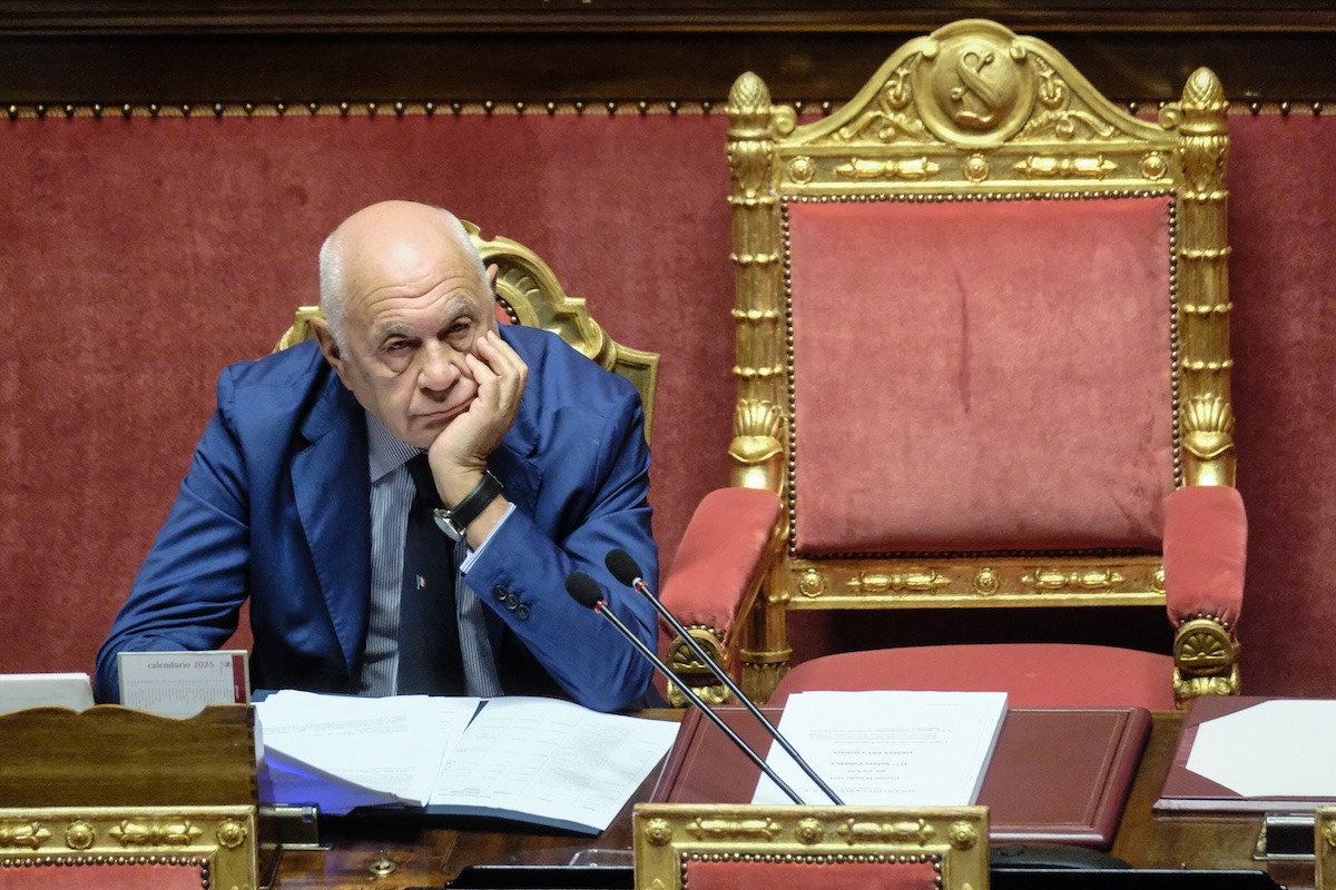 La difesa di Nordio sul caso Almasri è sempre meno convincente